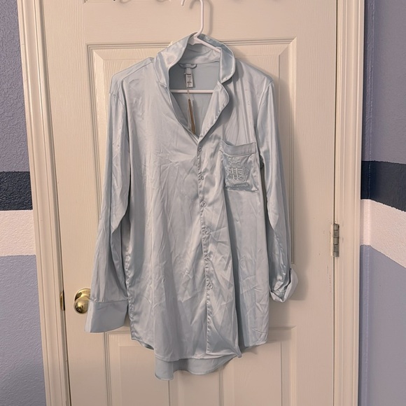 SKIMS nightgown/sleep shirt NWT

“hotel shine button up sleep gown” in frost - Picture 2 of 2